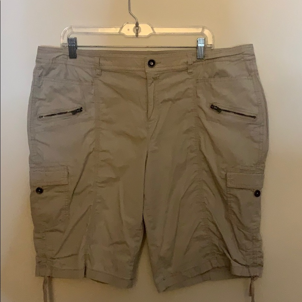 Ladies crop to the knees shorts cargo